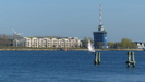 die Yachthafenresidenz "Hohe Düne" befindet sich auf der anderen Seite der Hafeneinfahrt (hinter der Ost-Mole)